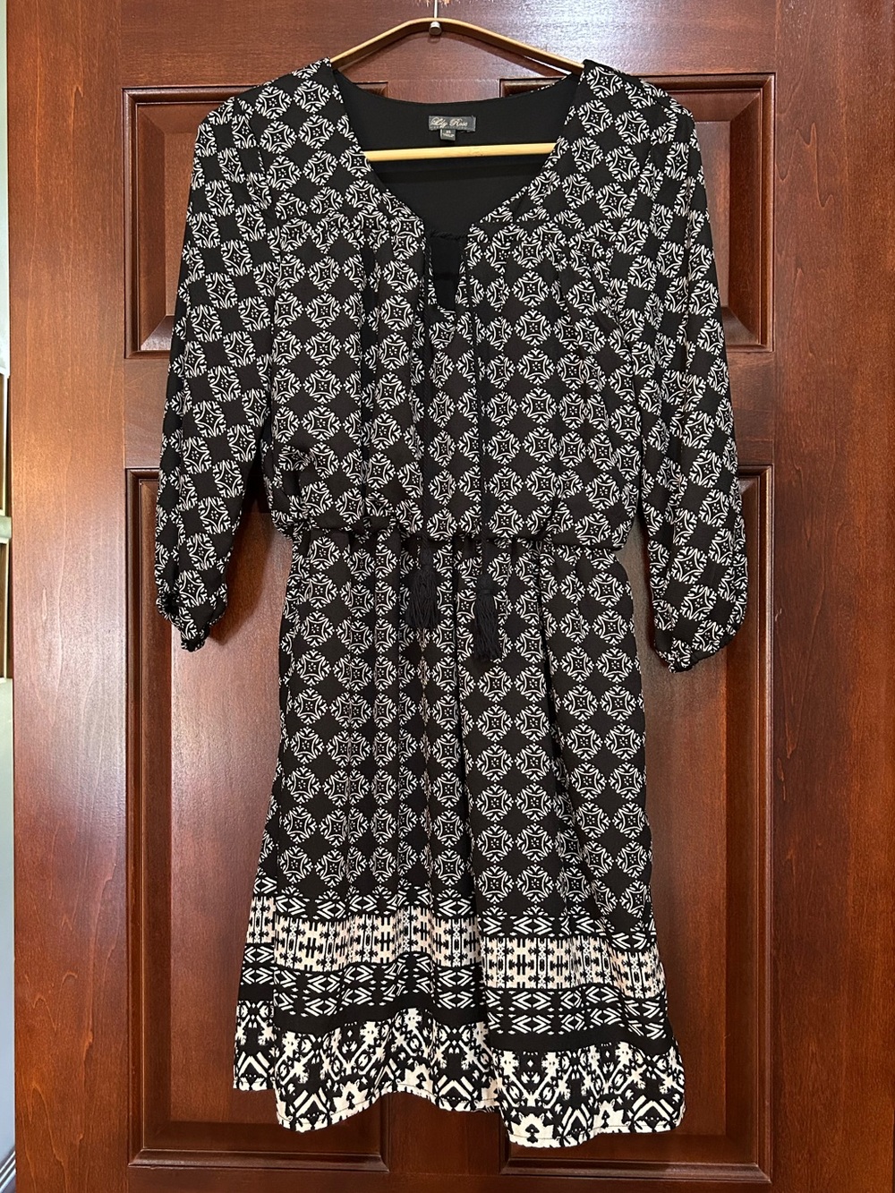 Lily Rose Boho Tassel Tie Geometric Print Shift Dress XS Black Taupe - Picture 5 of 7